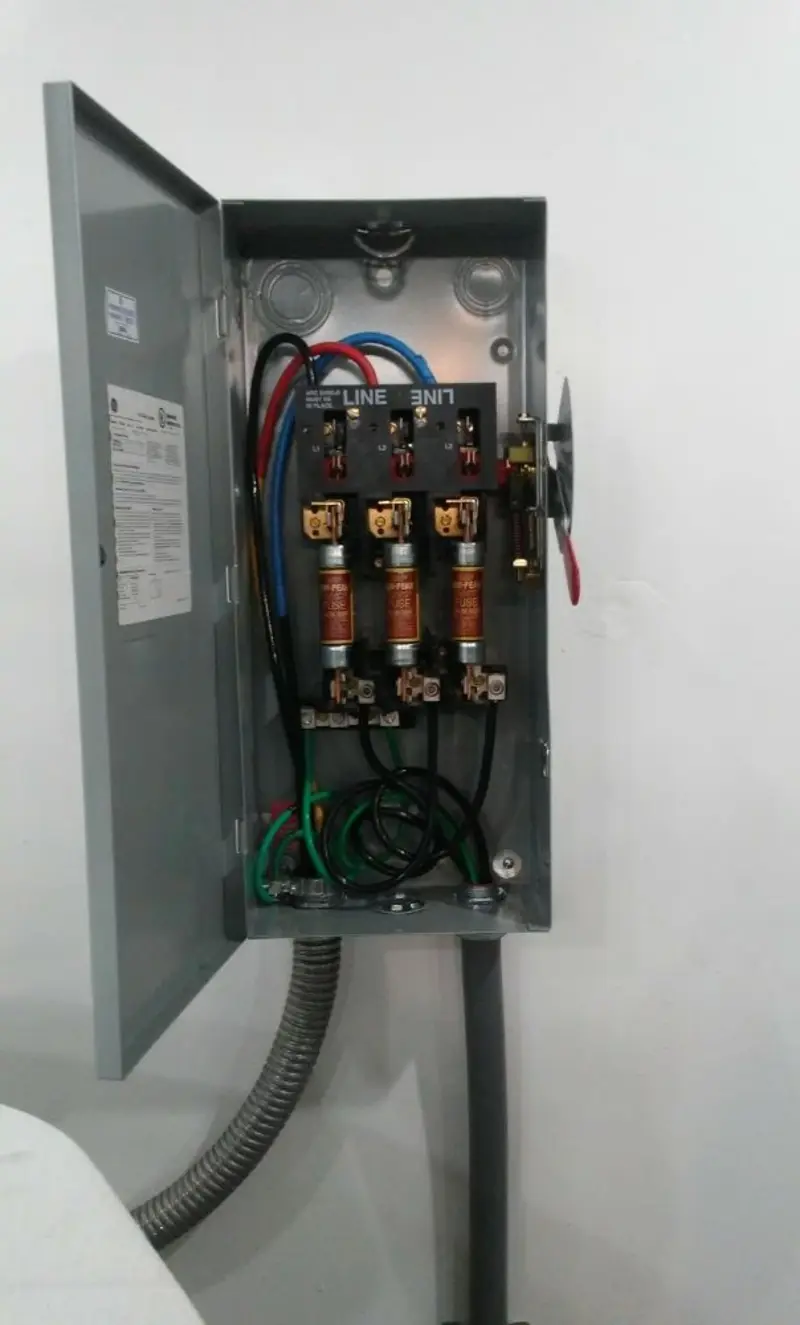 Three-phase disconnect switch installed for Smoke Detector Installation in La Grande